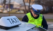 policjant w trakcie kontroli taksówki