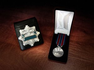 Na zdjęciu medal im. podkomisarza Policji Andrzeja Struja i odznaka policyjna