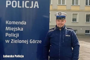 policjant stoi na placu komendy