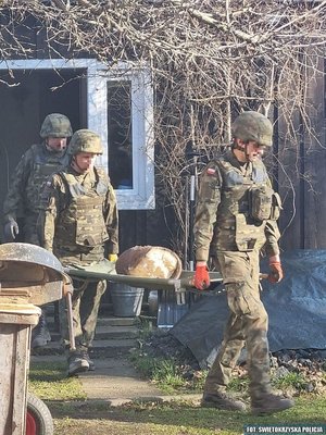 Saperzy transportujący pocisk