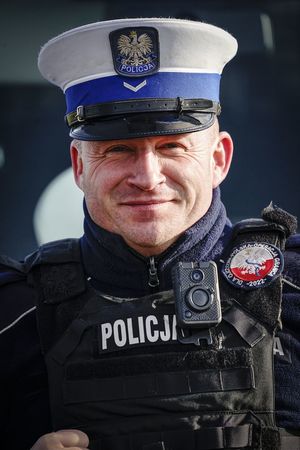 Policjant w mundurze. Przybliżenie na twarz