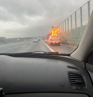 Autostrada. Z prawej strony pojazd Generalnej Dyrekcji Dróg  Krajowych i Autostrad, z włączonymi na dachu światłami barwy pomarańczowej. Przed nim karetka z włączonymi światłami na dachu barwy niebieskiej. W tle inne pojazdy.