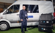 Polski policjant stoi przy pojeździe specjalistycznym podczas konferencji CiscoLive!