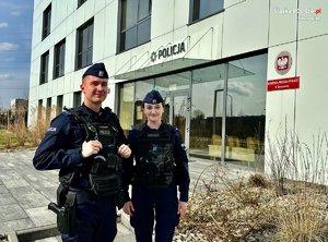 Policjanci stoją przed budynkiem policji