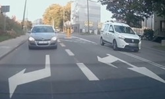 dwa samochody na drodze