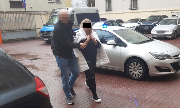 Zatrzymana przez policjantów kobieta podejrzana między innymi o oszustwo dotyczące mienia znacznej wartości prowadzona przez policjanta