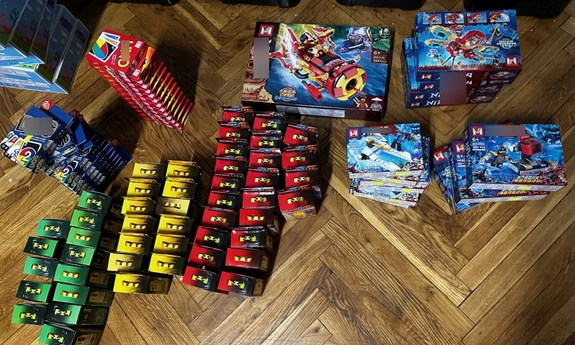 zabezpieczone podrobione zabawki leżą na podłodze