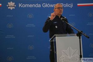 zastępca komendanta głównego policji przemawia do uczestników konferencji