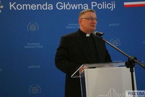 ksiądz przemawia do uczestników konferencji