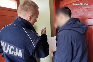 umundurowany policjant rozmawiający z mężczyzną