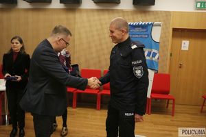 Policjant uścisnął dłoń mężczyźnie