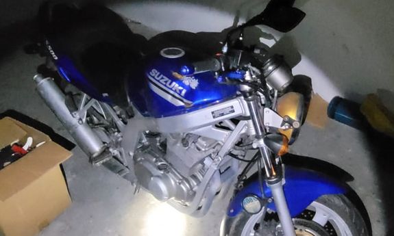Skradziony niebieski motocykl w garażu