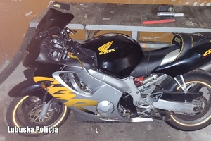 Motocykl w ciemnym garażu