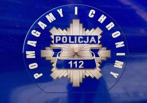 Policyjna gwiazda a wokół niej napis: Pomagamy i Chronimy