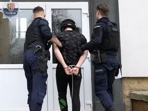 policjanci z zatrzymanym