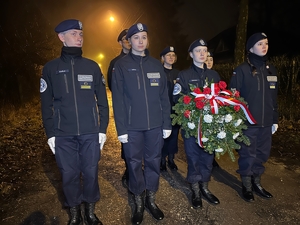 uczniowie klasy mundurowej z wieńcem