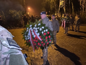 funkcjonariusze z wieńcami przy pomniku upamiętniającym poległych policjantów