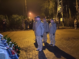 funkcjonariusze oddają hołd przed pomnikiem ku czci poległym policjantom