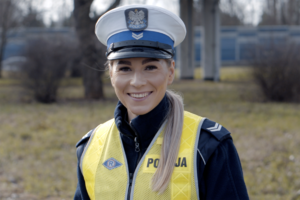 Uśmiechnięta policjantka Ruchu Drogowego.
