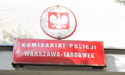 Godło Polski, pod spodem biały napis na czerwonej tablicy: Komisariat Policji Warszawa - Targówek