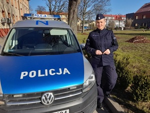 policjantka stoi przy radiowozie