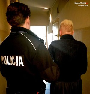 policjantka z zatrzymana osobą