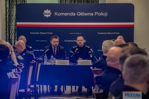 Minister Spraw Wewnętrznych i Administracji oraz p.o. Komendant Główny Policji podczas odprawy służbowej