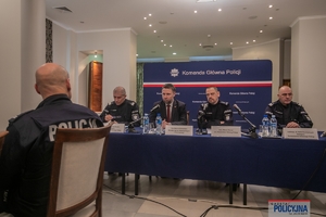 Minister Spraw Wewnętrznych i Administracji oraz p.o. Komendant Główny Policji i zastępcy komendanta głównego Policji podczas odprawy służbowej