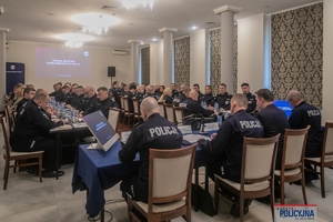 Minister Spraw Wewnętrznych i Administracji, p.o. Komendant Główny Policji, zastępcy komendanta głównego Policji oraz komendanci wojewódzcy Policji i komendanci szkół Policji podczas odprawy służbowej