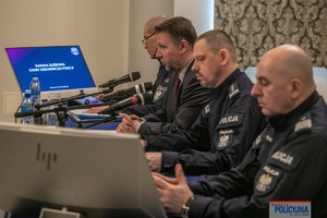Minister Spraw Wewnętrznych i Administracji, p.o. Komendant Główny Policji oraz zastępcy komendanta głównego Policji podczas odprawy służbowej