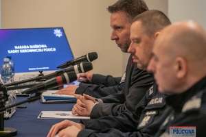 Minister Spraw Wewnętrznych i Administracji, p.o. Komendant Główny Policji oraz zastępcy komendanta głównego Policji podczas odprawy służbowej