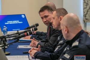 Minister Spraw Wewnętrznych i Administracji, p.o. Komendant Główny Policji oraz zastępcy komendanta głównego Policji podczas odprawy służbowej