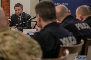 Minister Spraw Wewnętrznych i Administracji oraz policjanci podczas odprawy służbowej