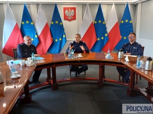 Zastępca komendanta głównego Policji podczas spotkania z policjantami