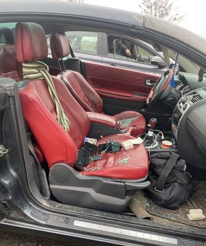 wnętrze samochodu osobowego, na przednich siedzeniach i na podłodze porozrzucane różne przedmioty