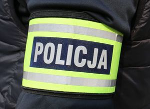 Opaska na rękawie z napisem Policja