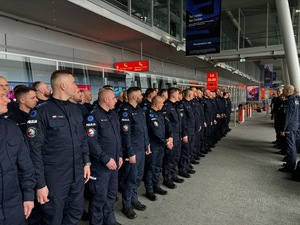 policjanci w trakcie zbiórki na lotnisku