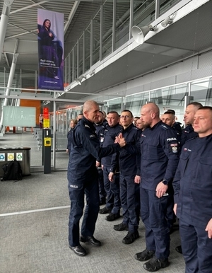 policjanci w trakcie zbiórki na lotnisku
