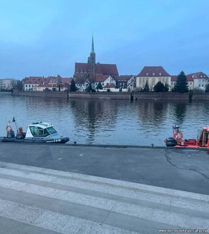 rzeka Odra. Na niej łódka policji