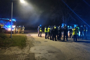 Odprawa kilkudziesięciu policjantów i strażaków przed wyruszeniem na poszukiwania