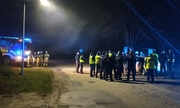 Odprawa kilkudziesięciu policjantów i strażaków przed wyruszeniem na poszukiwania