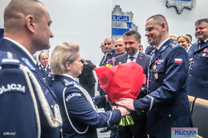policjantka wręcza kwiaty Komendantowi Głównemu Policji