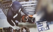 Stopklatka z nagrania monitoringu przedstawia mężczyznę z torbą w trakcie napadu