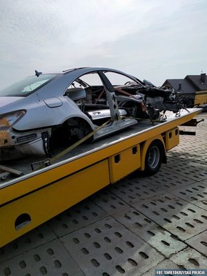 zabezpieczone części od pojazdów na lawecie