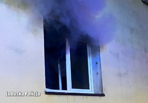 dym wydobywający się przez otwarte okno