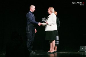 Policjant otrzymuje nagrodę z rąk Pani Prezydent Miasta Zabrze