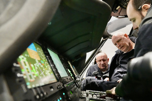 Uczestnicy szkolenia zapoznają się z wyposażeniem kabiny śmigłowca Black Hawk.