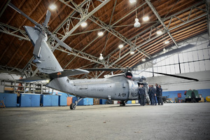 Uczestnicy szkolenia zgromadzeni przy otwartych drzwiach przedziału ładunkowo-pasażerskiego śmigłowca Black Hawk.