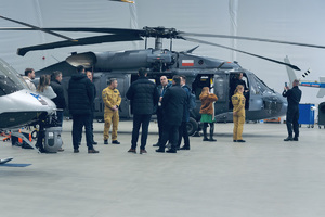 Uczestnicy szkolenia przy policyjnym śmigłowcu Black Hawk.