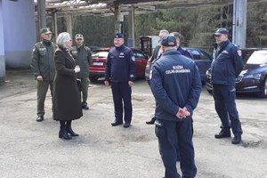 spotkanie z Konsul Generalną Republiki Słowacji w Polsko-Słowackim Centrum Współpracy Służb Policyjnych, Granicznych i Celnych w Barwinku. Przedstawiciele służb witają Panią Konsul